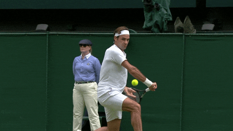 Federer ejecutando revés a una mano con rotación completa de hombros y follow-through alto