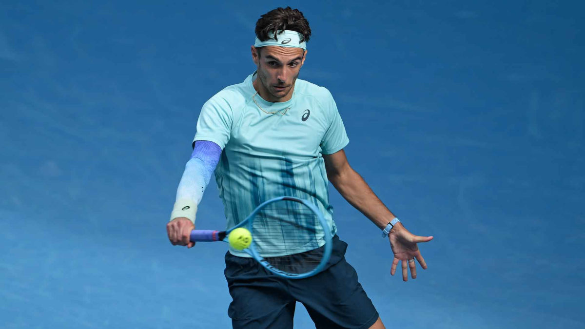 Lorenzo Musetti en el Australian Open 2026 durante su partido contra Djokovic