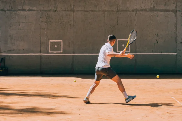 Practicando con el muro tenis