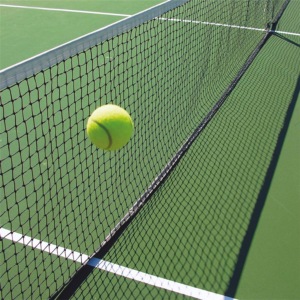 Pelota pasando la red de tenis