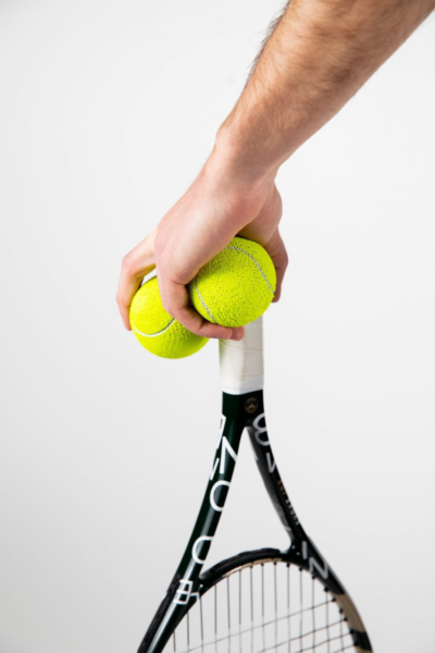 Las bolas de color amarillo neón están impresas en 3D.