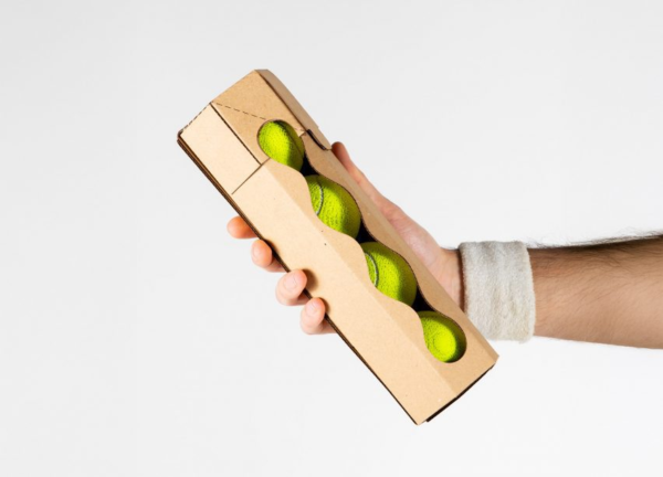 El diseñador también creó un embalaje con forma de tubo de cartón con cuatro bolas.