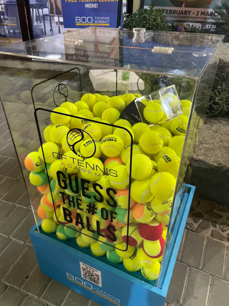 Lo que la tele no enseña: montones de pelotas usadas esperando una segunda vida… o el vertedero