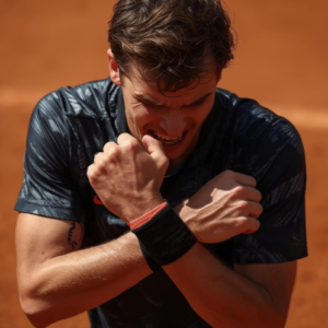 tenista sujetándose la muñeca después de un golpe