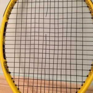 Raqueta de tenis rota en su encordado