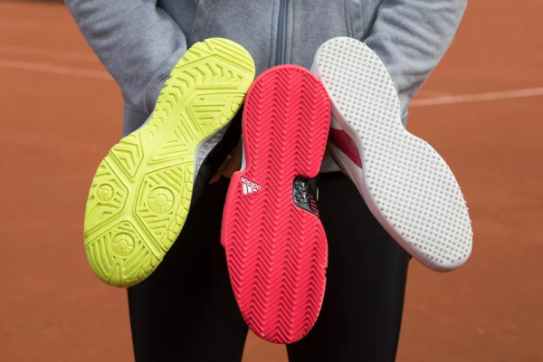 tipos de zapatillas de tenis con suelas distintas según la superficie