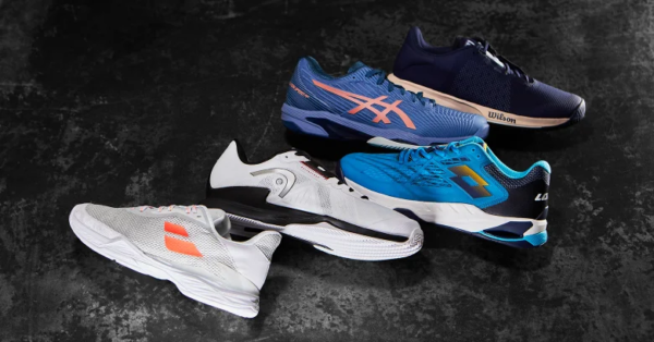 Comparación visual de suelas clay, hard y all court o varias zapatillas etiquetadas por superficie
